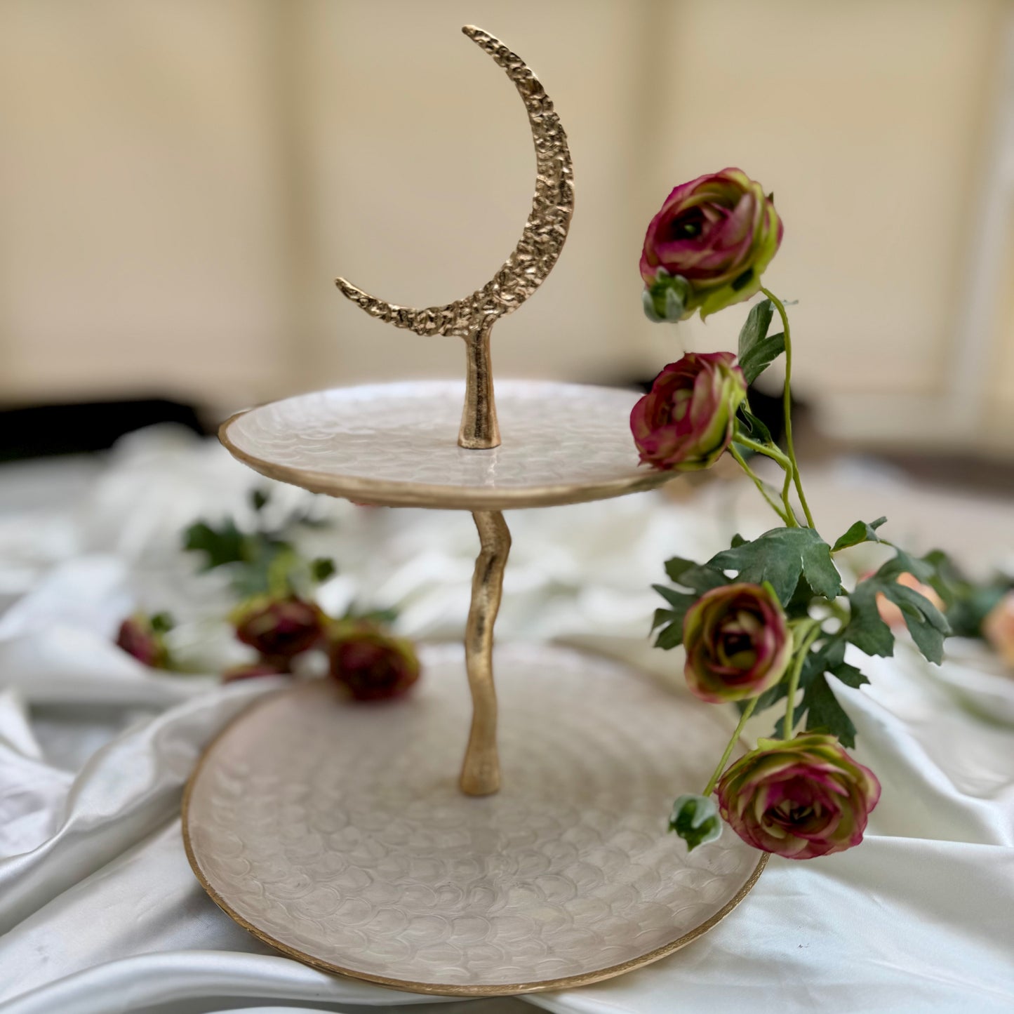 Cake stand with dome In UK