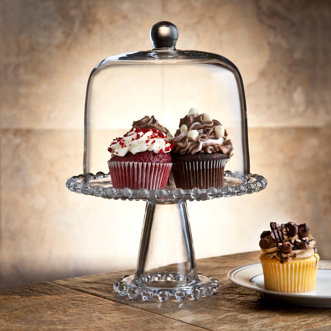 Cake stand with dome