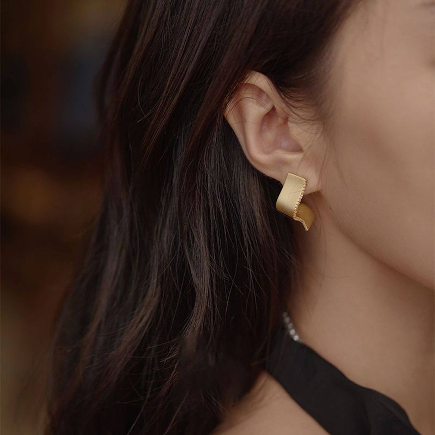 Flexagon - Unique design vintage style wave surface matte gold ear stud